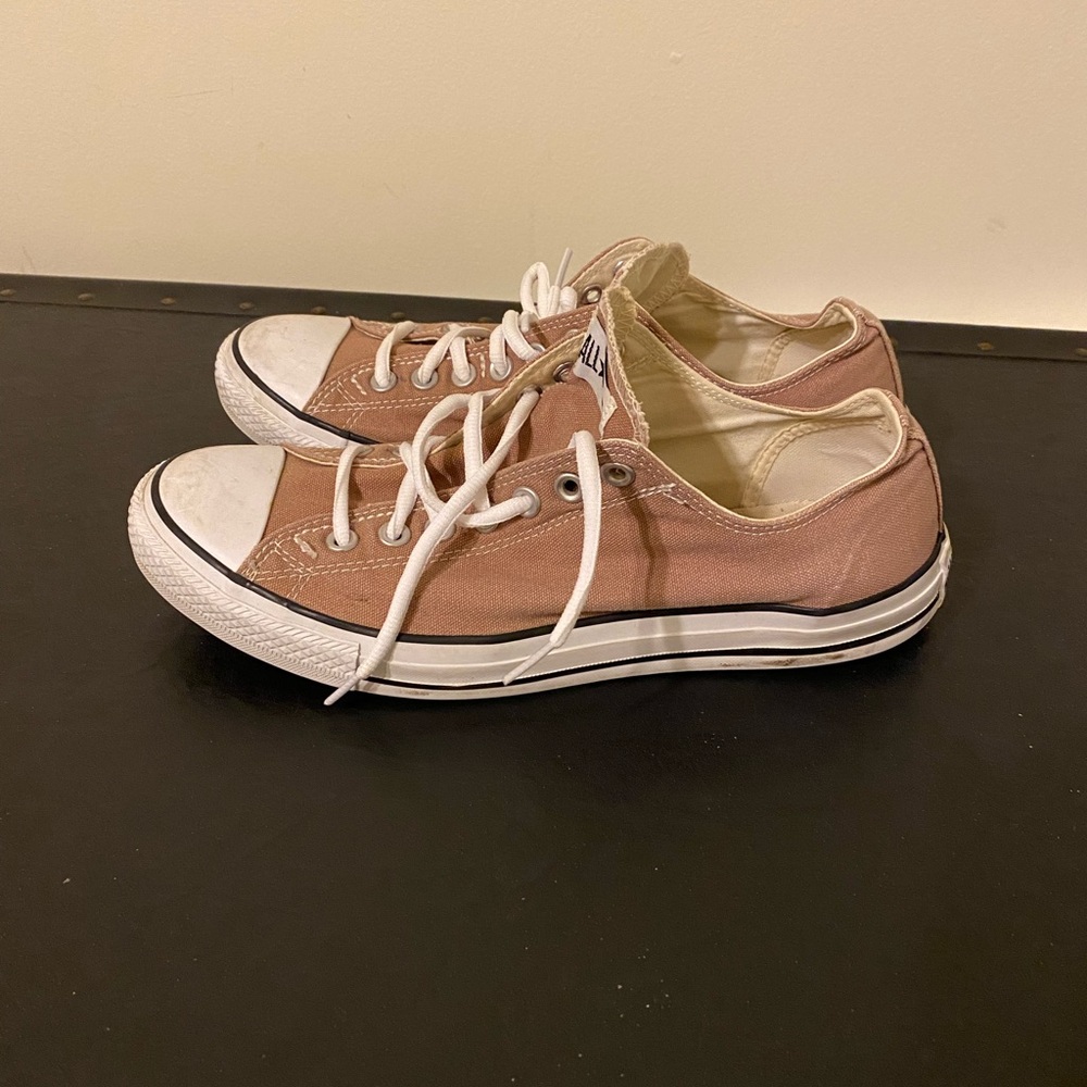 Men Converse Tanish and White Low-Top Sneakers size 10M.